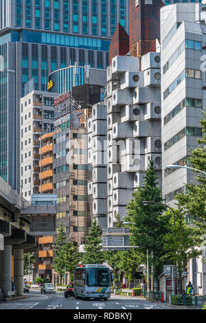 Tokyo, Japan - 13. August 2018: Straße der Nakagin Capsule Tower. Vom Architekten Kisho Kurokawa konzipiert. Seltene verbleibenden Beispiel japanischer Mich Stockfoto