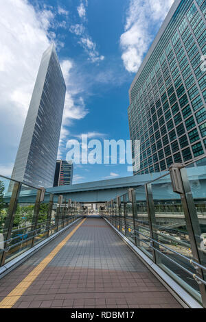 Minato Bezirk, Tokyo, Japan - 13. August 2018: Straße der Wolkenkratzer, Gebäude in der Nähe von Higashi-Shimbashi Bereich. Stockfoto