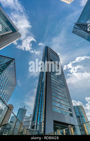 Minato Bezirk, Tokyo, Japan - 13. August 2018: Straße der Wolkenkratzer, Gebäude in der Nähe von Higashi-Shimbashi Bereich. Stockfoto