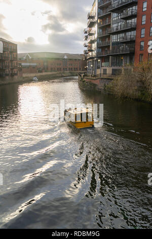 Kleines Motorboot auf dem Leeds und Liverpool Canal, Leeds, West Yorkshire, England, Großbritannien. Stockfoto