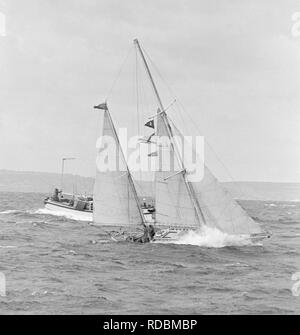 Einsame non-stop um die Welt Segler, Robin Knox-Johnston in seine 32 ft ketch Suhaili, dargestellt in die raue See aus Falmouth. Stockfoto