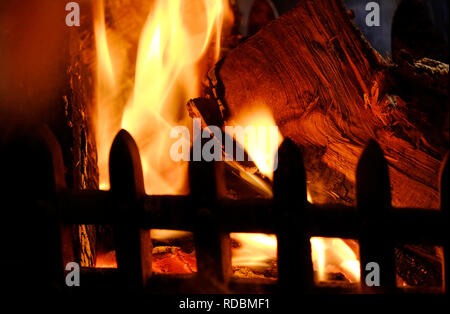 Brennenden Holzscheite im Holzofen Kamin Stockfoto