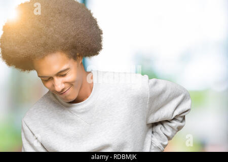 Junge afrikanische amerikanische Mann mit afro Haar zu tragen sportliche Sweatshirt leiden an Rückenschmerzen, Berühren mit der Hand zurück, Muskelschmerzen Stockfoto