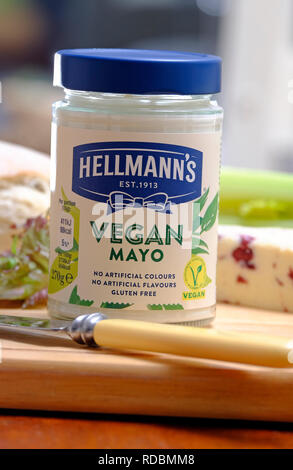 Vegane mayo Mayonnaise in der Hellmann Glas Glas Stockfoto