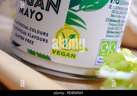 Vegane mayo Mayonnaise in der Hellmann Glas Glas Stockfoto