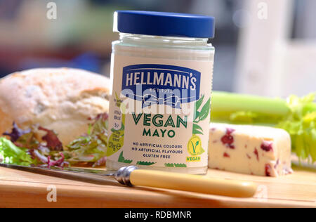 Vegane mayo Mayonnaise in der Hellmann Glas Glas Stockfoto