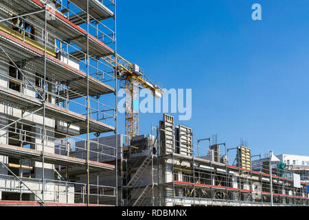 Fassade eines neuen Build Haus mit Gerüst an der Baustelle eines Gebäudes - Kran im Hintergrund Stockfoto