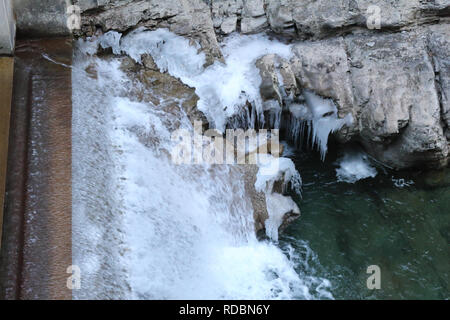 Ein kleiner Wasserfall auf Beton in der sirop Fluss mit grauem Rock und kaltem Eis Stalaktiten in den Foz de Binies Zone, im Winter, in Aragon, Spanien Stockfoto