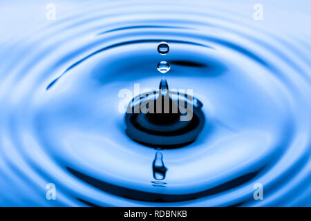 Blau Wassertropfen in das Wasser fallen Stockfoto
