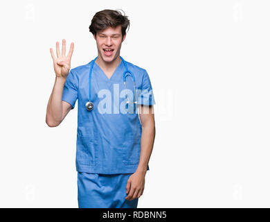 Junger Arzt mit medizinischen gleichmäßig über isolierte Hintergrund angezeigt und zeigen mit den Fingern Nummer vier, während lächelte zuversichtlich und fröhlich. Stockfoto