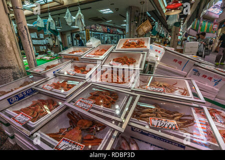 Kanazawa, Präfektur Ishikawa, Japan - 21. August 2018: Krabbe an omicho Ichiba Marktstand. Japanischen Markt mit frischem Fisch und Meeresfrüchten auf Verkauf in Th Stockfoto