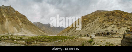 Panoramablick auf die alte Siedlung im Karakorum-gebirge in Pakistan. Stockfoto