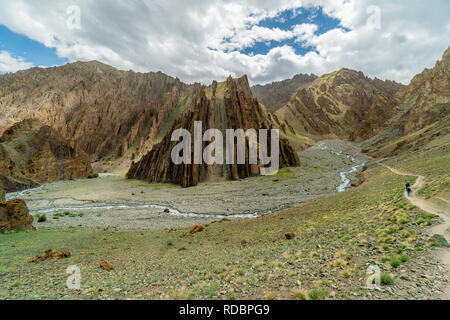 Atemberaubende Panorama der malerischen Markha Tal in alten buddhistischen Königreich Ladakh in Indien. Beliebtes Touristenziel und Wanderweg. Stockfoto