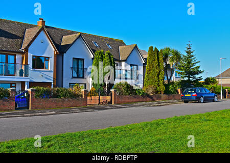 Teure freistehende Häuser mit Meerblick entlang der clif top walk in Penarth, Cardiff, Wales. Stockfoto