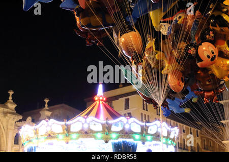 Einige Helium gefüllt Spielzeug Ballons mit verschiedenen Formen und Zeichen, die durch eine Straße Verkäufer vor Karussell in Zaragoza, Spanien Stockfoto