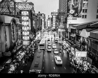 CHINATOWN, BANGKOK, THAILAND - 27. MÄRZ 2018: die Nacht in der Yaowarat Road, der Hauptstraße von China Town in Bangkok, Thailand am 27. März 2018. Stockfoto