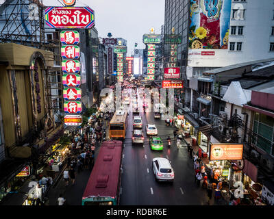 CHINATOWN, BANGKOK, THAILAND - 27. MÄRZ 2018: die Nacht in der Yaowarat Road, der Hauptstraße von China Town in Bangkok, Thailand am 27. März 2018. Stockfoto