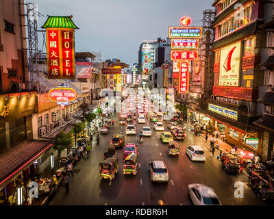 CHINATOWN, BANGKOK, THAILAND - 27. MÄRZ 2018: die Nacht in der Yaowarat Road, der Hauptstraße von China Town in Bangkok, Thailand am 27. März 2018. Stockfoto