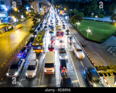 Stadt verkehr Nacht verschwommen in eine Metropole Stadt. Stockfoto