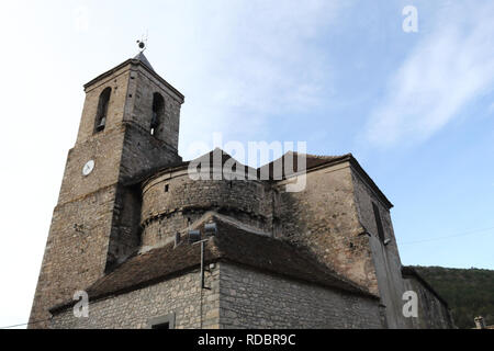 Der Stein, Kirche moderne Saint Martin's (Iglesia de San Martin) und ihr Kirchturm mit Uhr in den ländlichen Dorf Hecho, Aragon, Spanien Stockfoto