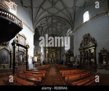 Die Innenansicht des zentralen Kirchenschiff der romanischen und barocken Saint Peter's Kirche (Iglesia de San Pedro) in den ländlichen Ansó, Aragon, Spanien Stockfoto