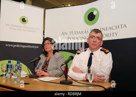 Polizei Behörde Stuhl Josephine Feehily und Garda Kommissar zeichnete Harris auf einer Pressekonferenz im Anschluss an die Sondersitzung der Polizei Behörde in Dublin Castle, nach einem Bericht hat gezeigt, dass fast 8.000 Verbrechen wurden nicht entsprechend über einen Zeitraum von sieben Jahren untersucht. Stockfoto