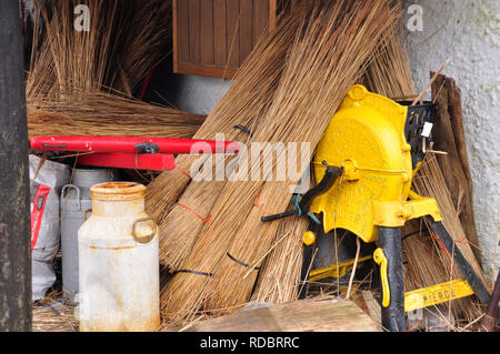 Thatching Schilf getrocknet und bereit für den Einsatz auf den Dächern der Hütten im Kerry Bog Village. County Kerry, Irland. Auch eine Auswahl an agriculural zu Stockfoto