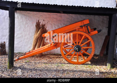 Warenkorb und Reed thatching in Lean auf der Seite von einem Ferienhaus in den Kerry Bog Village. County Kerry, Republik Irland. Stockfoto