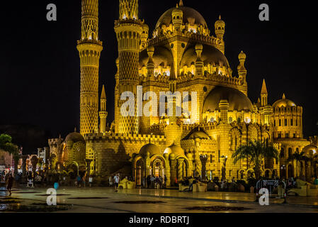 Menschen gehen vor der Al-Sahaba Moschee bei Nacht, Sharm El Sheikh, Ägypten, 30. Oktober 2018 Stockfoto