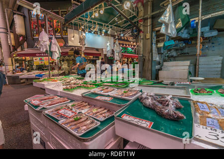 Kanazawa, Präfektur Ishikawa, Japan - 21. August 2018: omicho Ichiba Markt. Japanischen Markt mit frischem Fisch und Meeresfrüchten auf Verkauf in der Stadt von Kana Stockfoto