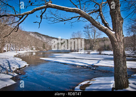 Sonnigen Wintertag nach Schnee mit Reflexion der Berg in Seen, während Freizeit Wandern am Campground Beach Park Stockfoto