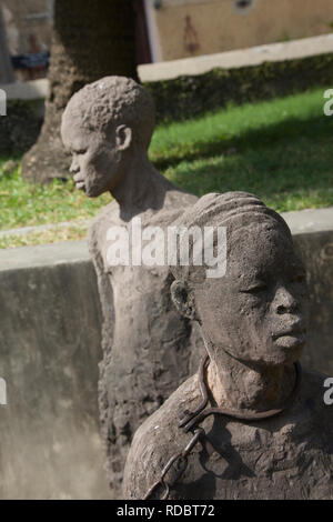 Slave Monument, das von der Künstlerin Clara Sornas in der anglikanischen Kathedrale auf dem Gelände der ehemaligen Sklavenmarkt, Stone Town, Sansibar Stadt, Sansibar, Tansania. Stockfoto