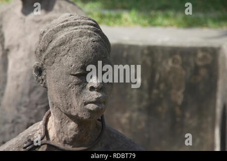 Slave Monument, das von der Künstlerin Clara Sornas in der anglikanischen Kathedrale auf dem Gelände der ehemaligen Sklavenmarkt, Stone Town, Sansibar Stadt, Sansibar, Tansania. Stockfoto
