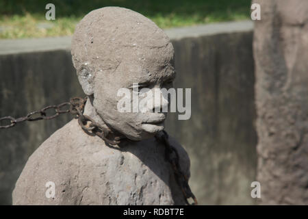 Slave Monument, das von der Künstlerin Clara Sornas in der anglikanischen Kathedrale auf dem Gelände der ehemaligen Sklavenmarkt, Stone Town, Sansibar Stadt, Sansibar, Tansania. Stockfoto
