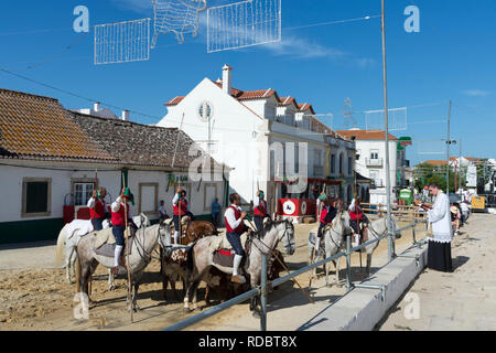Reiter Segen vor der Hauptkirche der Stadt, Festas do Barrete Verde e das Salinas, Provinz Alcochete, Setubal, Portugal Stockfoto
