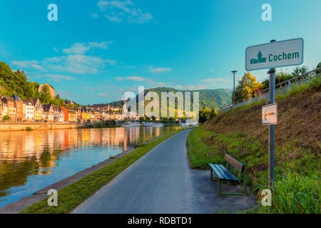 Fussweg entlang Mosel in Cochem, Deutschland um Sunrise Stockfoto