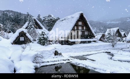 Shirakawago Dorf im Winter, UNESCO-Welterbestätten, Japan. Stockfoto