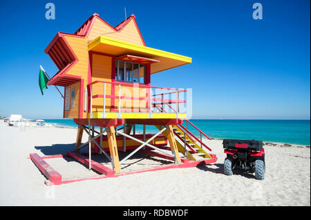 Leere Ansicht einer bunten lifeguard Tower stehen mit der grünen Flagge am Strand von Miami auf einem hellen ruhigen Sommer morgen Stockfoto