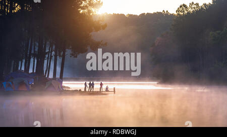 Silhouette der touristischen genießen Pang Ung im Morgen, Mae Hong Son in Thailand. Stockfoto