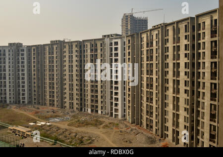 Im Bau mehrstoeckigen Wohnhaus in Delhi, Navi Mumbai, Jaipur, Pune, Kolkata, Mumbai, Gurgaon, Greater Noida, Bangalore Stockfoto