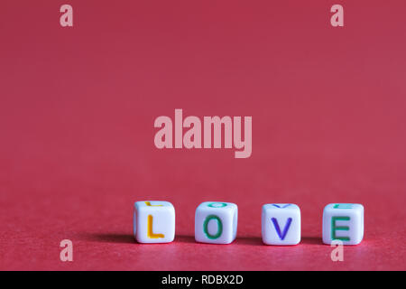 Love Letters Word auf rotem Hintergrund abstrakte Valentines Tag Konzept Stockfoto