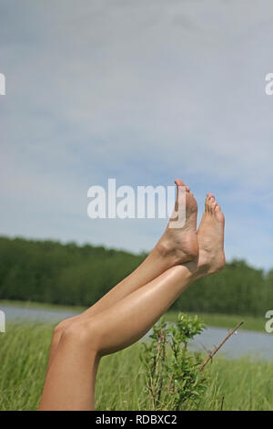 Schöne brünette Frau in einem pink Tank Top und blue Jean kurze Shorts Stockfoto