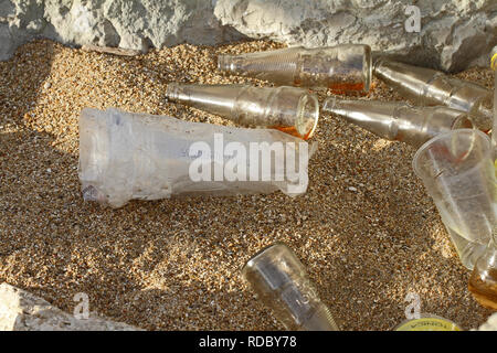 Plastikflasche, Müll und Flaschen Abfall oder Abfall an einem Strand an der Küste der Adria in Numana und Porto Recanati Italien im Winter Stockfoto