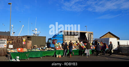 Obst und Gemüse Abschaltdruck am Schlendern Markt jeden Sonntag gibt es einen Markt auf der Hafenseite in der Küstenstadt Amble gehalten Stockfoto