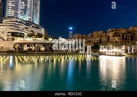 Downtown, Dubai, Vereinigte Arabische Emirate Dubai Fountain See Fahrt touristische Attraktion, in uae mit reflecton und beleuchtete kleine Boote zu besuchen Stockfoto