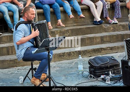 Straßenmusikanten, die eine spektakuläre Show auf der Piazza della Signoria vor einer Masse in Florenz, Italien. Stockfoto