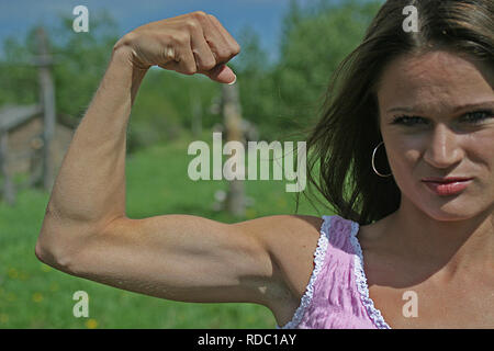 Schöne brünette Frau in einem pink Tank Top und blue Jean kurze Shorts Stockfoto