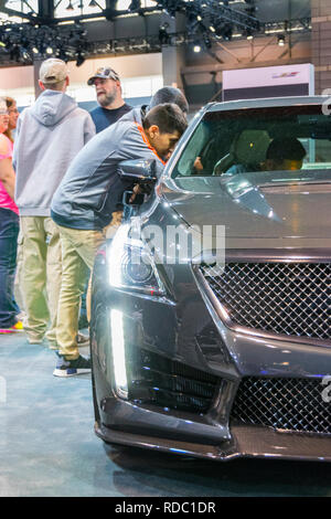 Chicago, IL, Vereinigte Staaten - 18. Februar 2017 - Chicago Auto Show: junger Mann sucht bei Cadillac von Innen auf der Chicago Auto Show 2017. Stockfoto