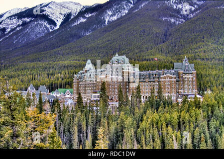 Anzeigen von luxuriösen Fairmont Banff Springs Hotel, ein historisches Wahrzeichen in Banff National Park, Alberta, Kanada Stockfoto