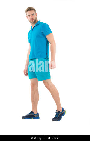 Macho Kleidung für aktiven Lebensstil Training oder Schulung. Mann sport Kleidung auf weißem Hintergrund. Bärtiger Mann in Blau legere Kleidung. Sport Fashion Style und Trend. Fitness und Turnhalle Kleidung. Stockfoto